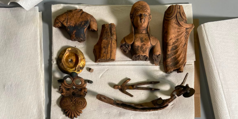 nuovi materiali da kainua 2026 insieme di oggetti di bronzo con statuette femminili e parti di situle etrusche dalla città etrusca di Marzabotto